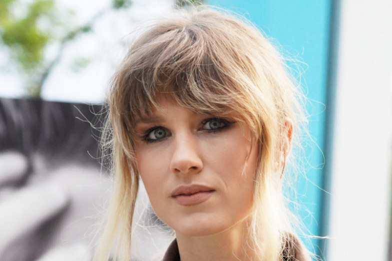 Široke farmerke, patike i torbica o kojoj svaka devojka mašta: Nevena Božović oduševila ležernim izdanjem