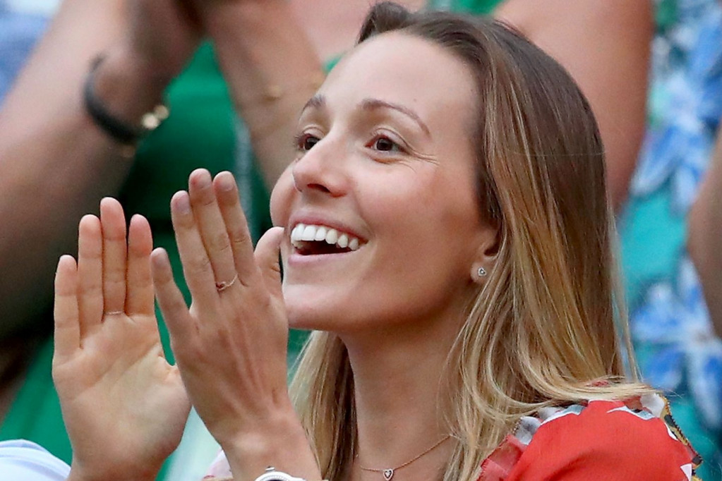 Ovo je omiljena pesma Jelene Đoković, tekst je pisala Marina Tucaković a muziku otac Borisa Novkovića, često je pevuši