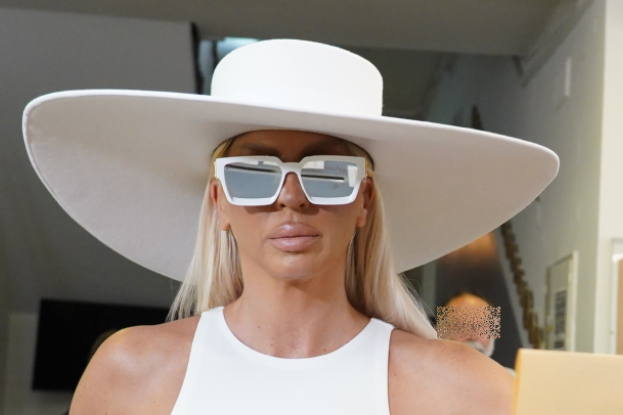 Nika Tošić na maturu ponela maminu torbicu, biće vam jasno zašto su je gledali, bajkovita haljina u drugom planu