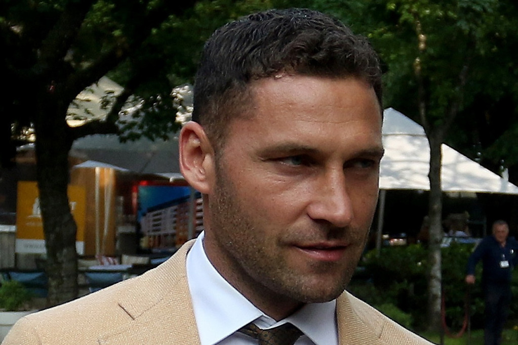 Duško Tošić sinoć se provodio na nastupu Jelenine drugarice, a pored njega - zgodna plavuša