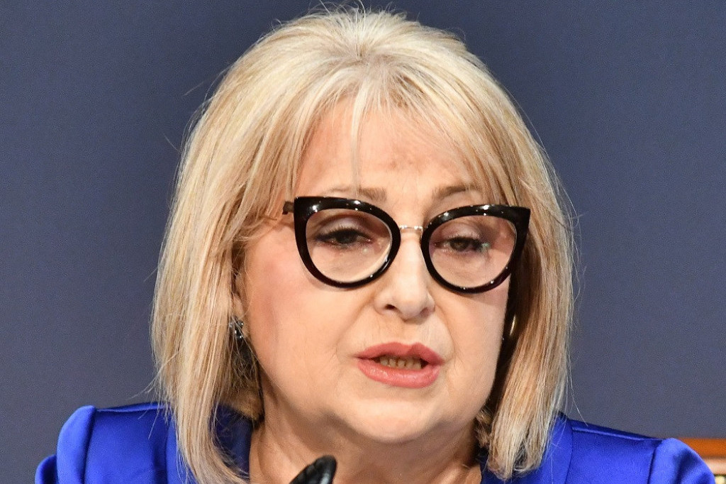 Košulju Slavice Đukić Dejanović nećete videti na još nekome: Materijal hladi, a boja... FOTO