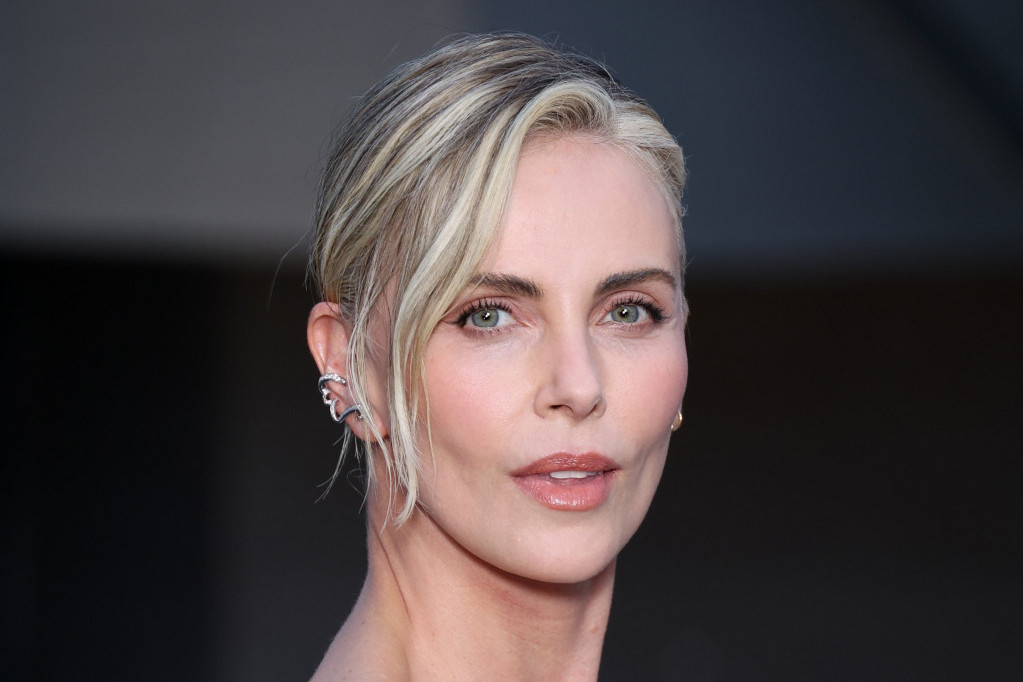 Modna lekcija koju ćemo dugo pamtiti: Šarliz Teron sinoć prošetala Parizom i svi su zaboravili na Olimpijske igre