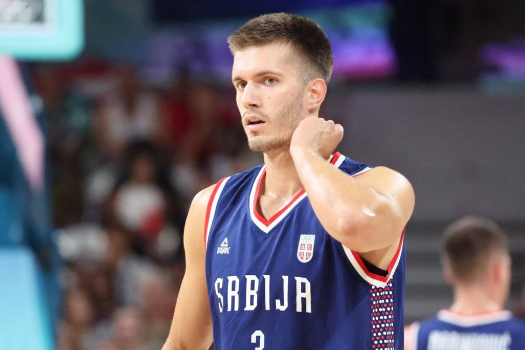 Filip Petrušev visok je 211 cm, a da mu vidite tek devojku FOTO