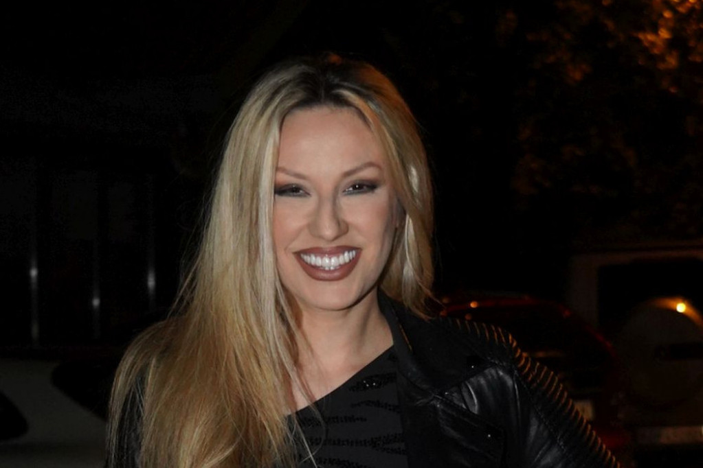 Ponovo na meti komentara: Rada Manojlović u prozirnoj haljini izašla pred kamere FOTO