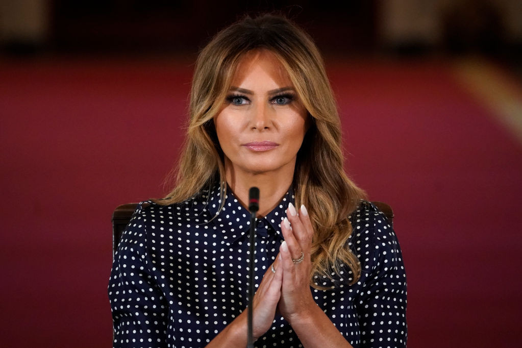 Bela kuća objavila prvi zvanični portret Melanije Tramp, jedan detalj zbunjujući