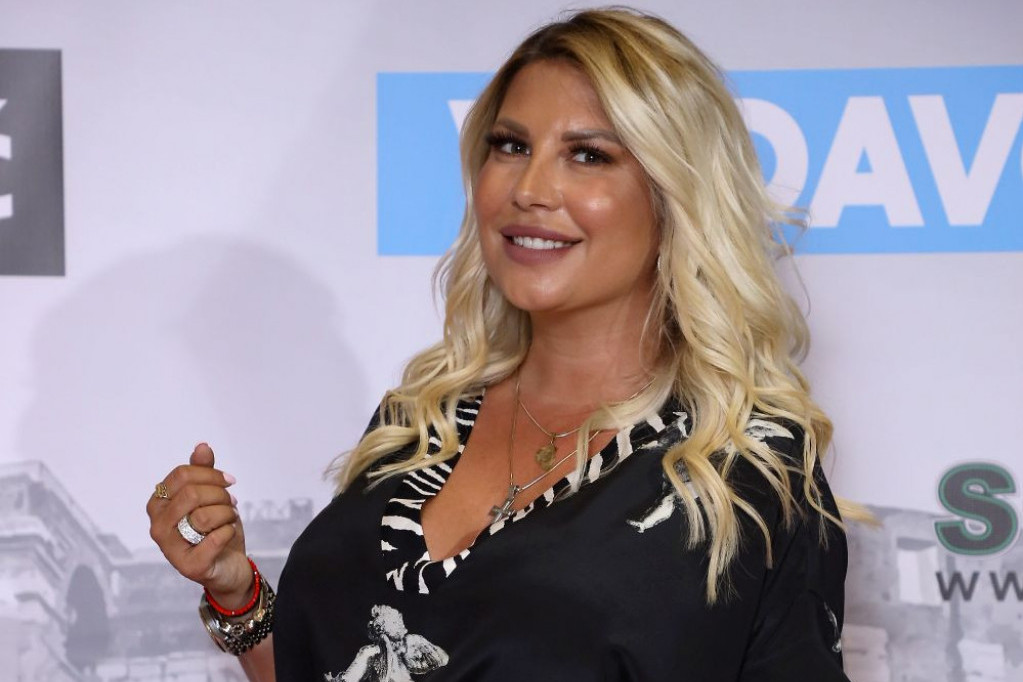 Ko je gospodin sa kojim Dea Đurđević uživa i nazdravlja? Osmeh nikad veći