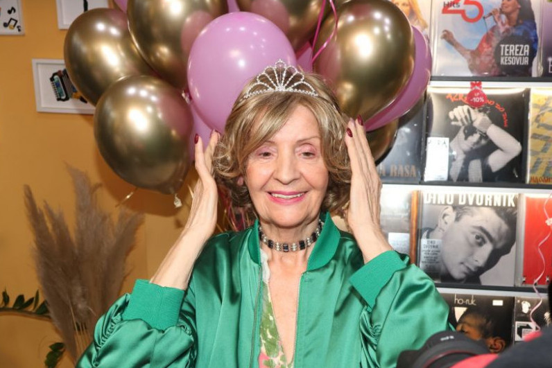 85. rođendan Lepe Lukić: Stigla kruna za kraljicu narodne muzike