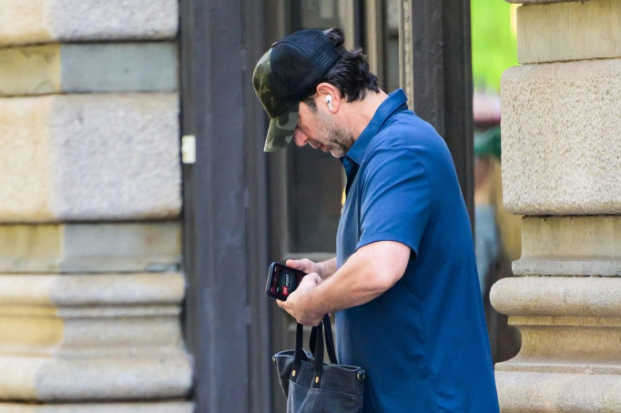 Tata i ćerka u vezi: Poznati glumac sa 29 godina mlađom studentkinjom, publika zgrožena