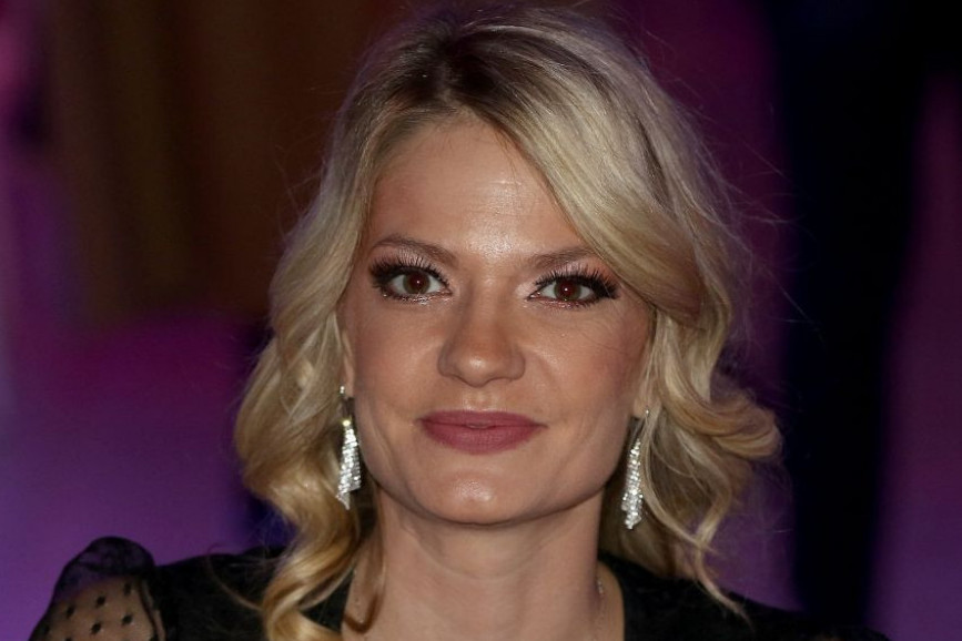 Posle smrti oca i majke, Dragani Dabović sestre su sve, ne zna se koja je lepša