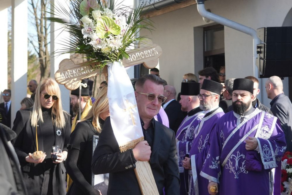 Sašinu sliku na sahrani nosila je ONA, najviše joj je verovao