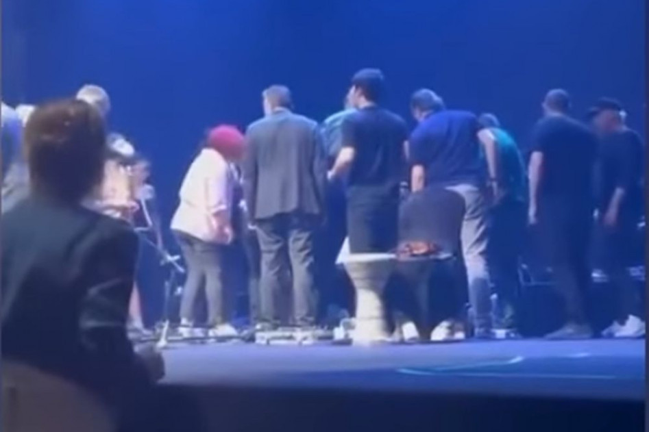 Poslednji snimak preminulog pevača: Srušio se na koncertu i umro (video)