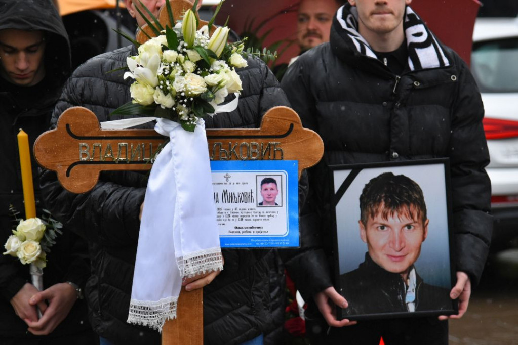 Naša ljubav bila je primer: Sahranjen brat Viki Miljković, potresne scene sa groblja u Nišu