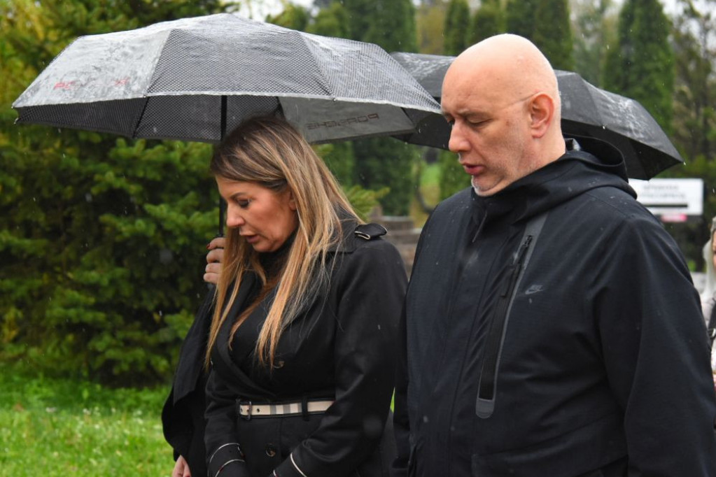 Ova pevačica se nije pojavila na sahrani Vikinog rođenog brata, poručila samo jedno