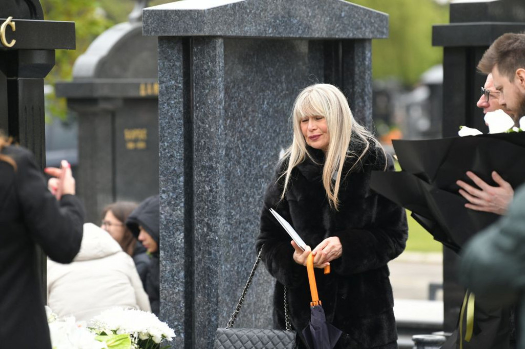 Nije moje da pričam o tome, pitajte Suzanu: Pevačica u šoku zbog malog broja kolega na Sašinom pomenu