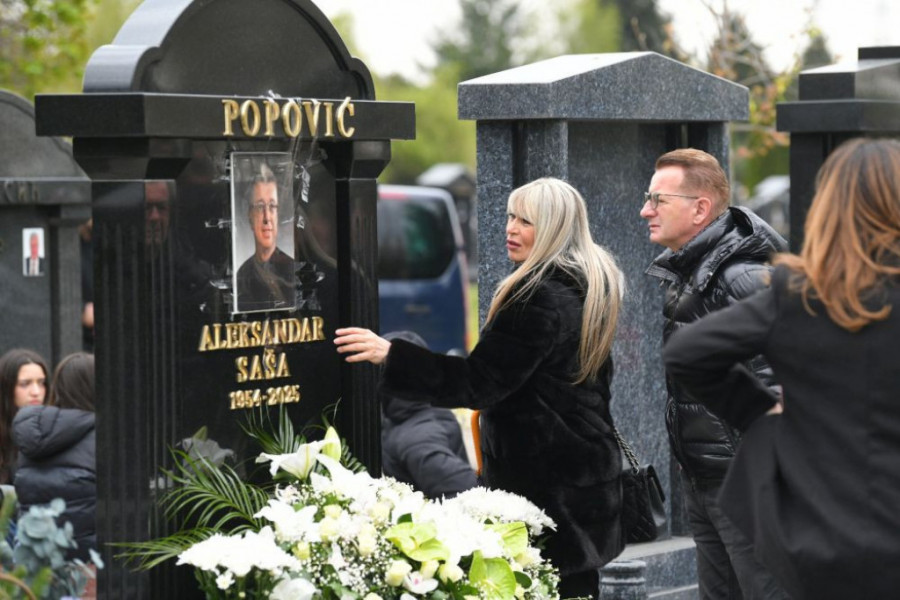 Najtužnije slike sa Novog bežanijskog groblja: 40 dana Saši Popoviću, Suzana ljubi spomenik, kiša ne prestaje