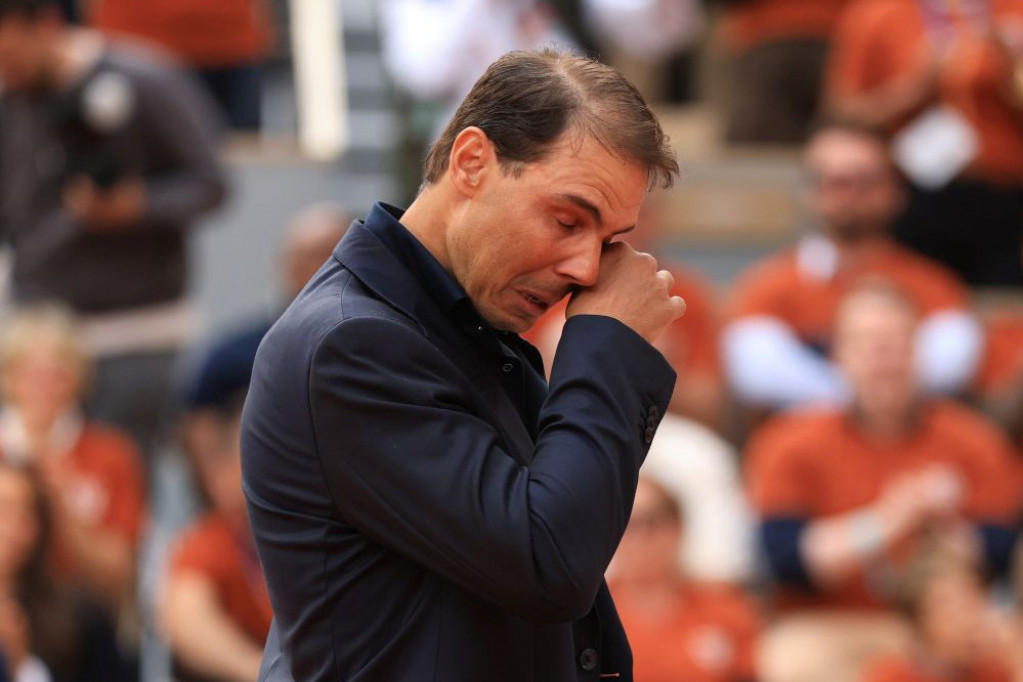 Kraj jedne ere: Rafael Nadal u suzama se oprostio od Rolan Garosa, grli trogodišnjeg sina