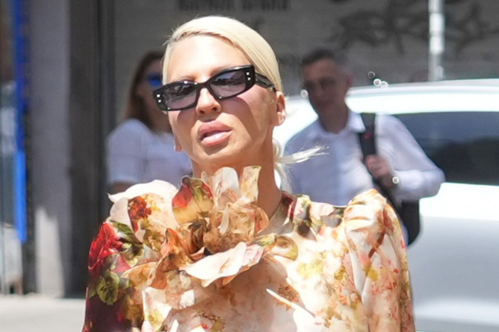 Jelena Karleuša stigla na suđenje sa Cecom u prelepoj cvetnoj haljini, sredila se nikad bolje