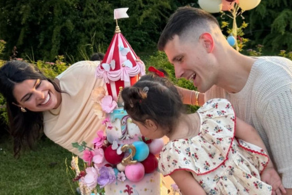 Nemanja i Mina sijaju od sreće: Talia proslavila 2. rođendan, torta kao iz bajke