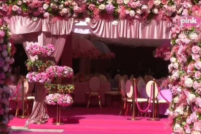 Tunel od 5 šlepera cveća, roze tepih i torta na šest spratova: Svadba godine počinje!