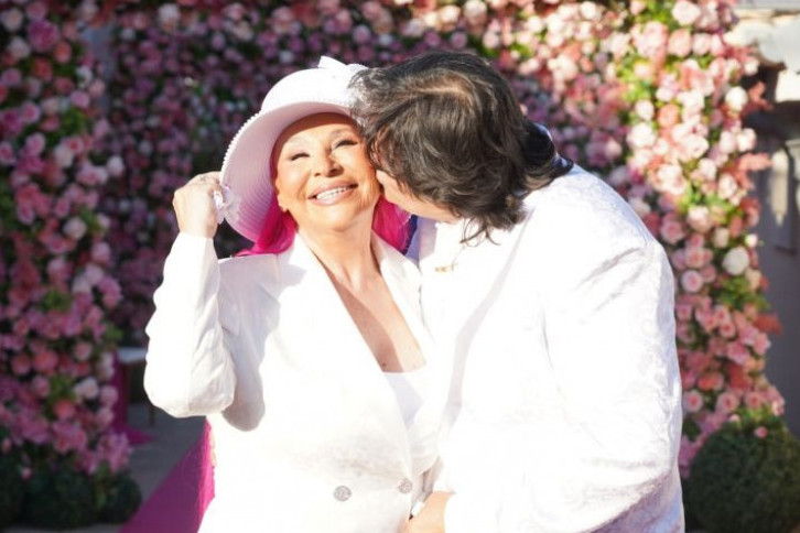 Mlada u belom odelu iz Beča i sa ogromnim šeširom: Prve fotografije Zorice Brunclik i Kemiša nakon obnove zaveta