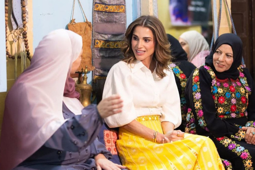 Žuta suknja i žute salonke: Još jedna modna lekcija kraljice Ranije