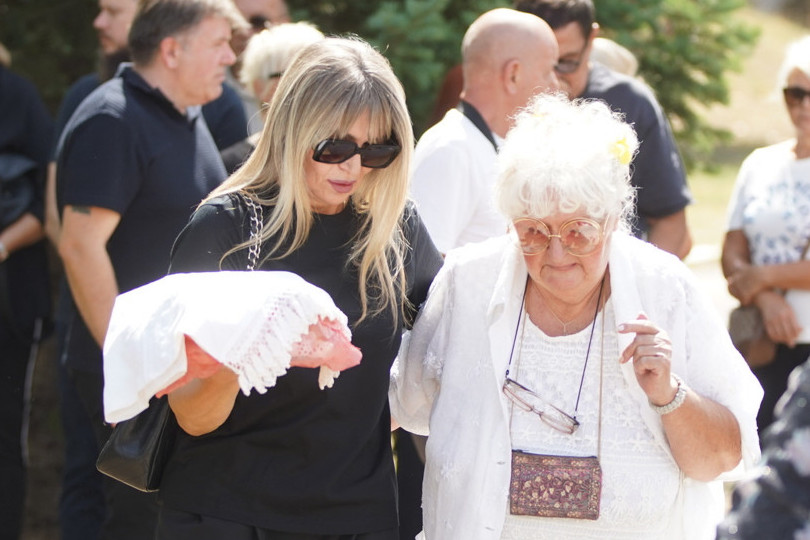 Rođena sestra Saše Popovića neutešna na pomenu bratu, pala Suzani u zagrljaj