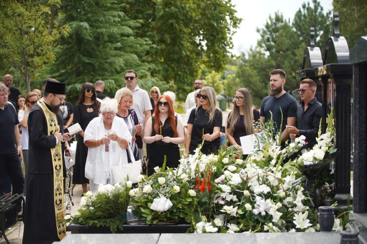 Porodica okupljena oko Saletovog groba, prošlo je šest meseci, svi pogledom traže Brenu