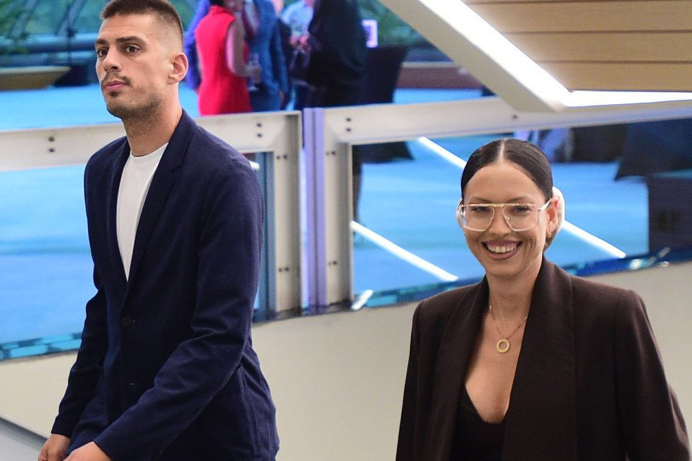 Plava dvorana otvorila vratra, crvenim tepihom šetaju poznati (FOTO)