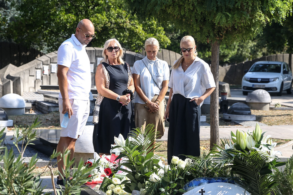 Šaban Šaulić danas bi proslavio 74. rođendan, prizor sa Novog groblja slama i najtvrđa srca