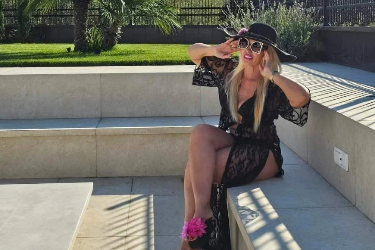 Branka Sovrlić uživa na bazenu porodične vile Mileta Kitića, ovako izgleda dama na pragu osme decenije