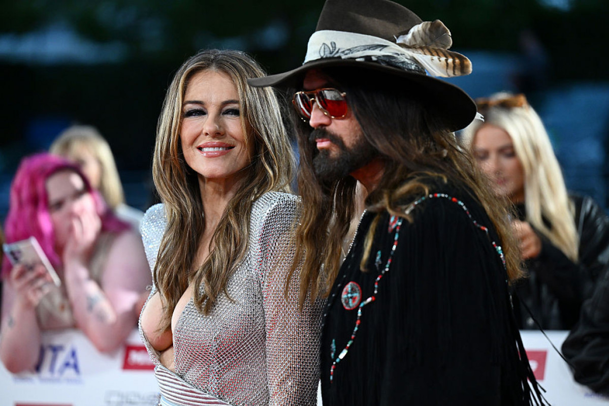 Elizabet Harli blista sa dečkom i sinom na crvenom tepihu, provokativnija nego ikad