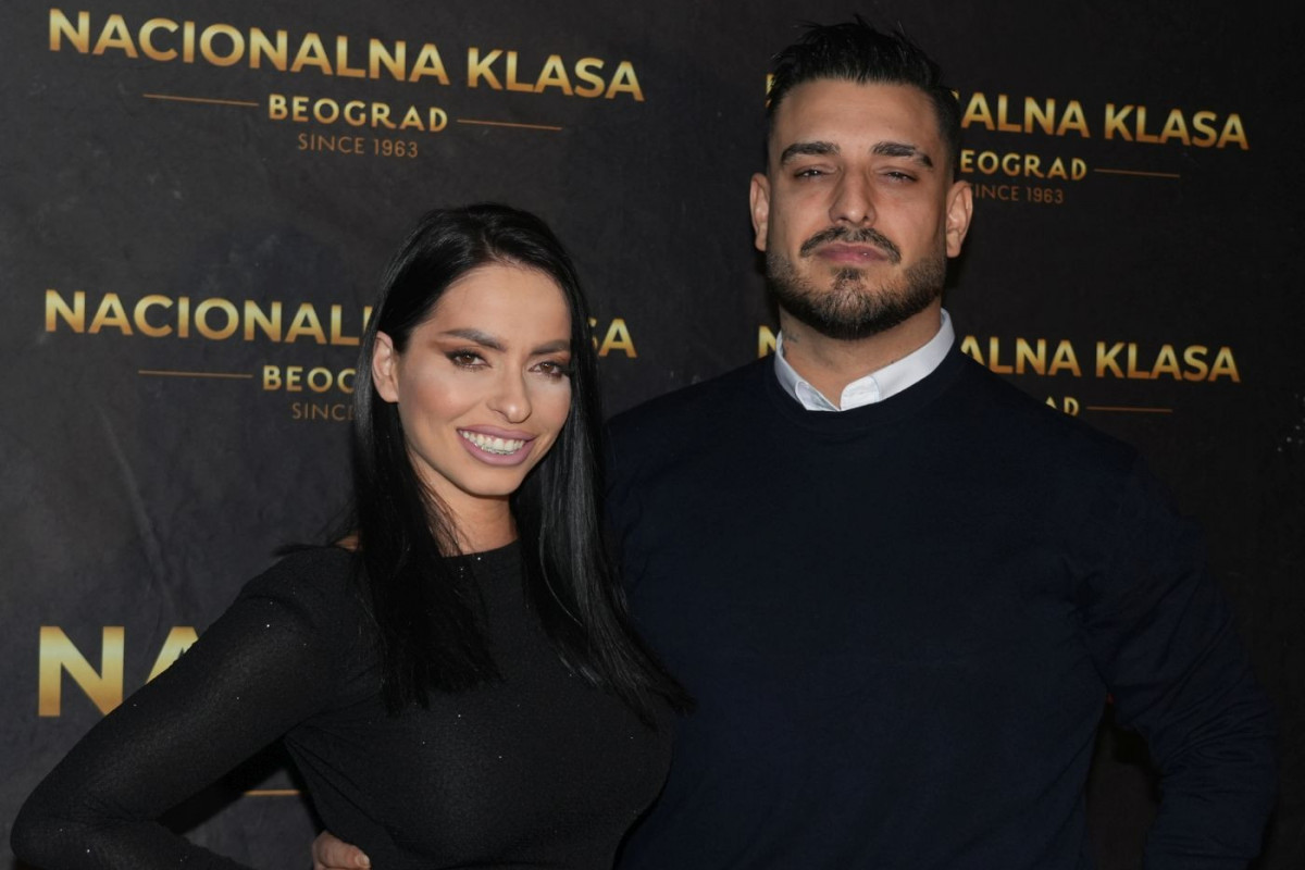 Stravične slike sa mesta nesreće: Darko i Katarina Lazić u teškom stanju prevezeni u bolnicu, vatrogasci pevača izvlačili iz olupine