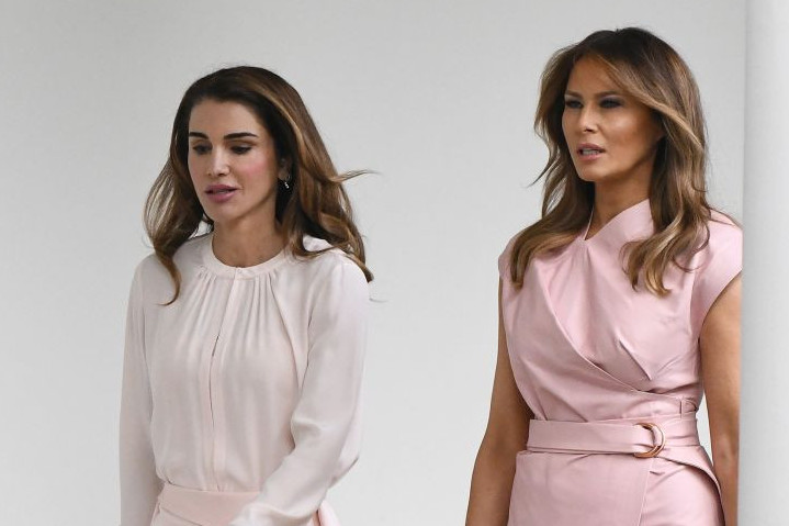 Jedna u nežnoj haljini, druga u belom odelu: Modni duel kraljice Ranije i Melanije Tramp, ne zna se koja je lepša