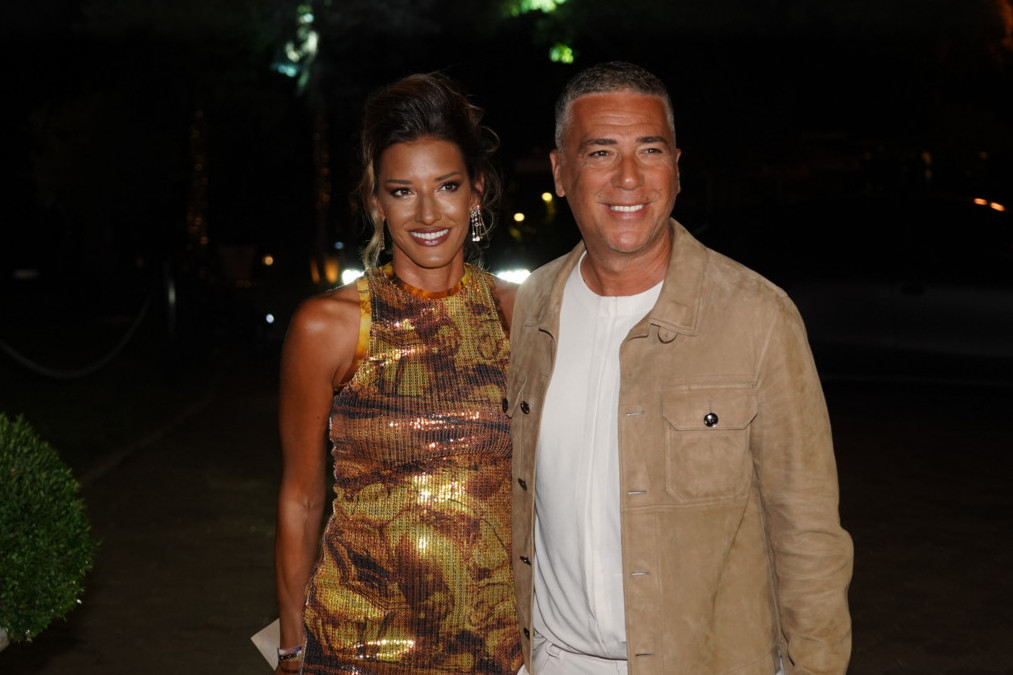 Joksimovići su zvezde večeri! Voditeljka pokazala duge noge, a u patike njenog muža svi gledaju FOTO