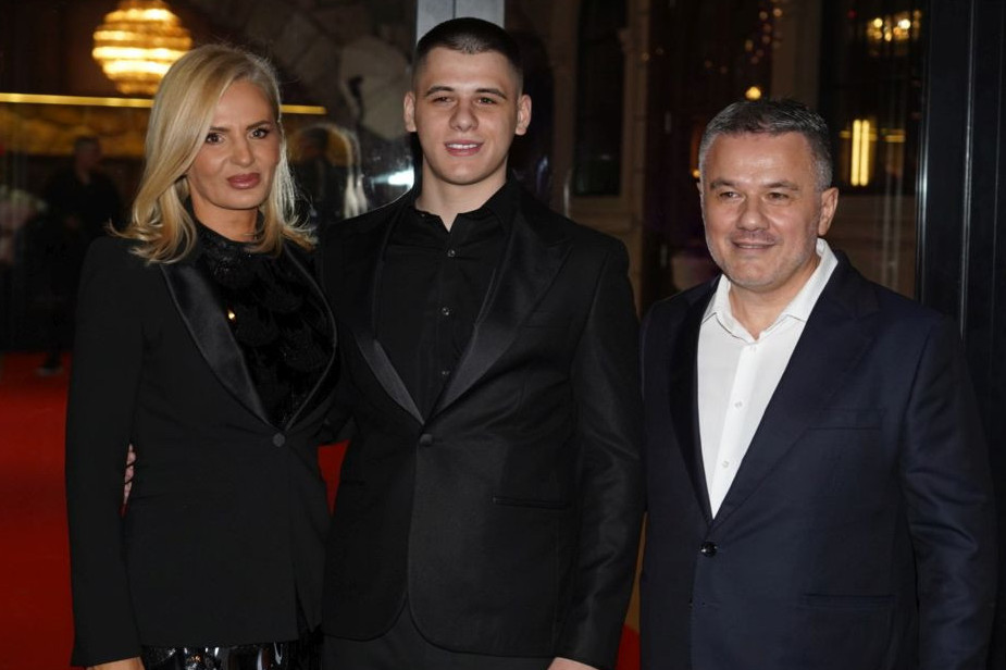 Kad Bane Obradović slavi punoletstvo sina Vuka, cela estrada je na okupu: Zavirite na gala zabavu sa 35 pevača!
