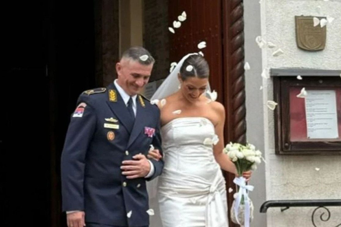 Miroslav Talijan je zet Suzane Mančić, vojna uniforma očarala Teodoru, stariji je od nje 23 godine, ima brak iza sebe