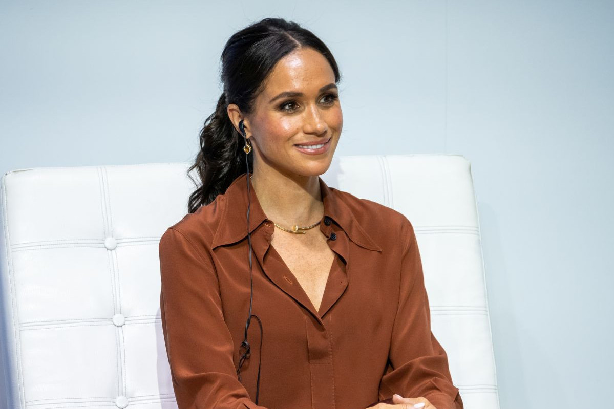 Megan Markl otvorila vrata porodičnog doma u Montesitu, dnevna soba daleko od kraljevskog dvora, na krevetu Hermes prekrivač