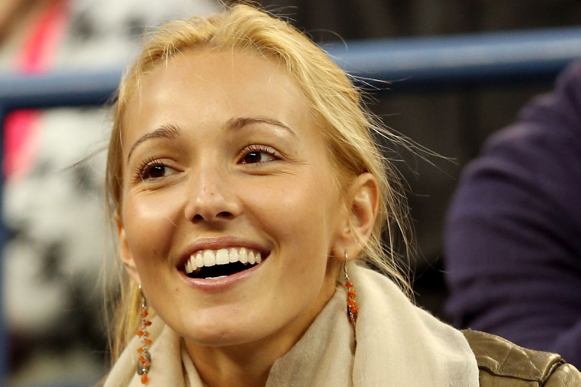 Jelena Đoković na Nedelji mode u Parizu, veoma kratka haljina i bele cipele, prilično neobične