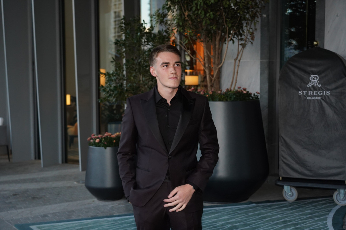 Devojka Andreja Taškovića je nestvarno lepa, na punoletstvu se pojavila sva u belom, Viki je obožava FOTO