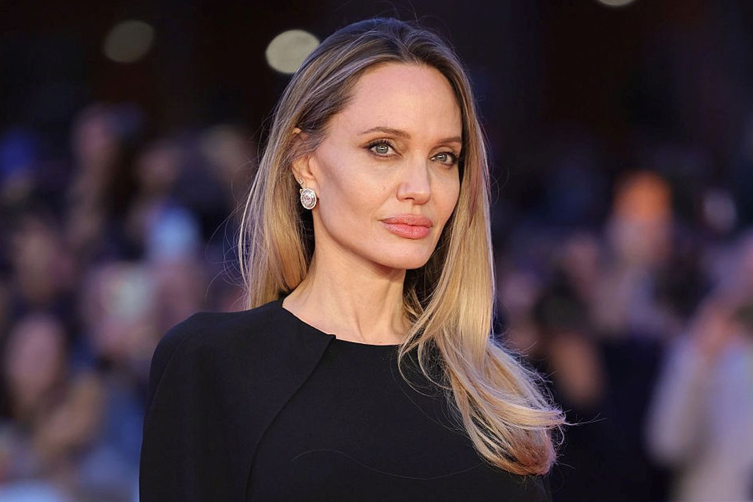 Anđelina Džoli stigla u Rim, obukla haljinu otvorenih leđa i pokazala tetovaže koje nose snažne poruke