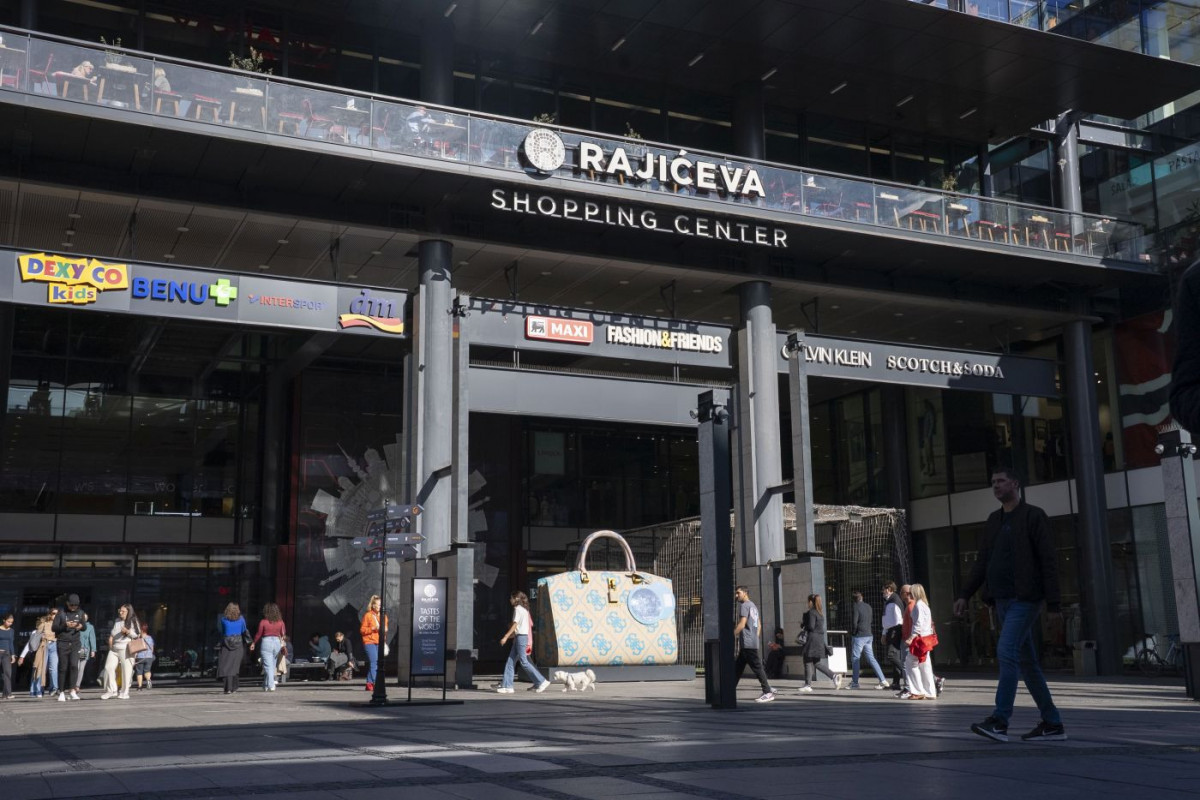 GUESS torba koja je osvojila Beograd: Nova instalacija i nova radnja ispred Shopping Centra Rajićeva privlače sve poglede