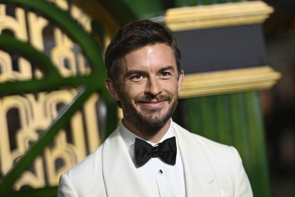 Magazin “People” je presudio: Džonatan Bejli je najseksipilniji muškarac na svetu 2025