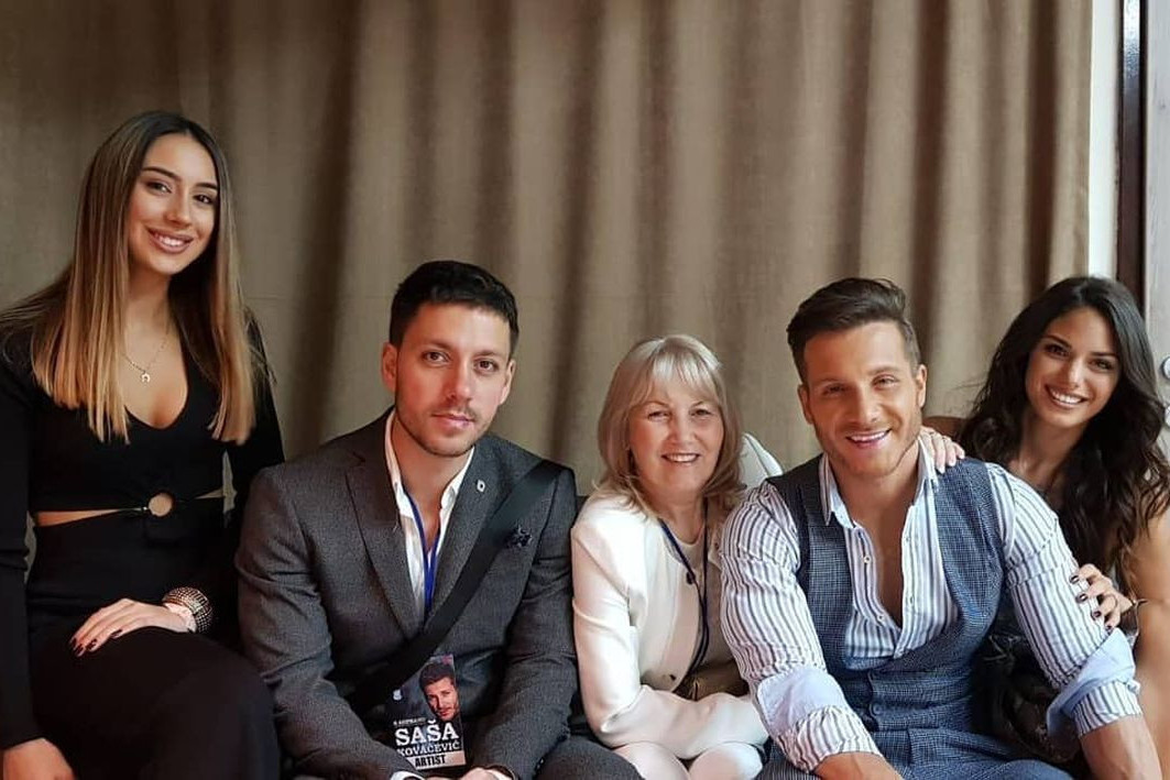 Majka Milena i brat Rade najveća su mu podrška: Saša Kovačević otvorio porodični foto album, ovakvog ga ne znamo