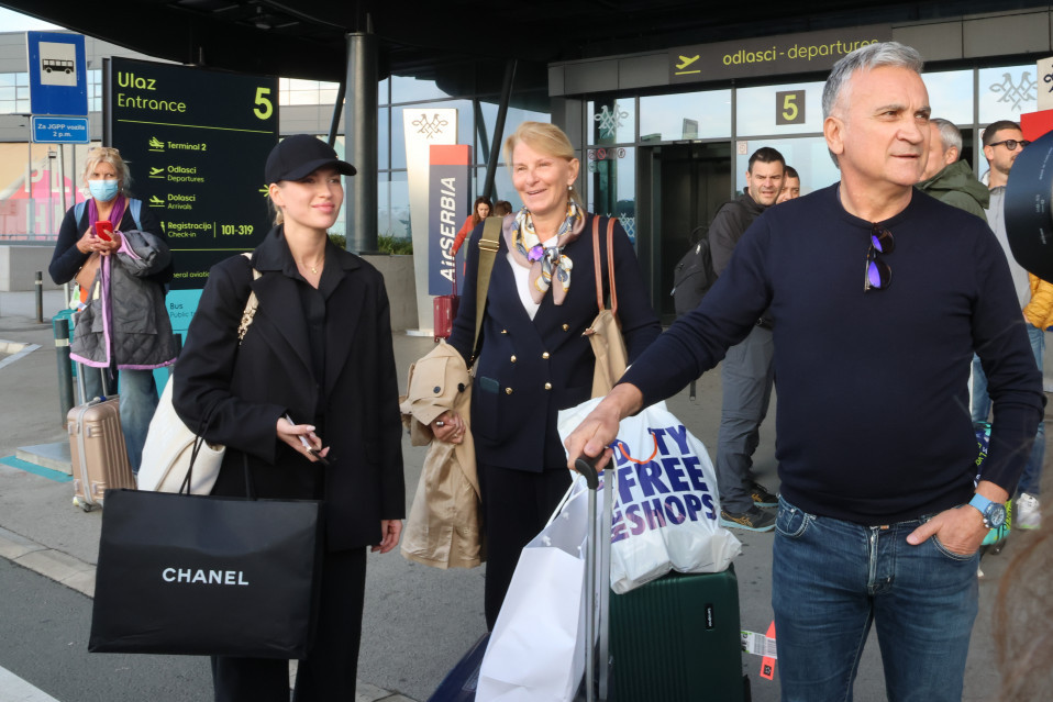 Đokovići stigli u Beograd, Srđan između Dijane i Saške, kakav doček na aerodromu FOTO