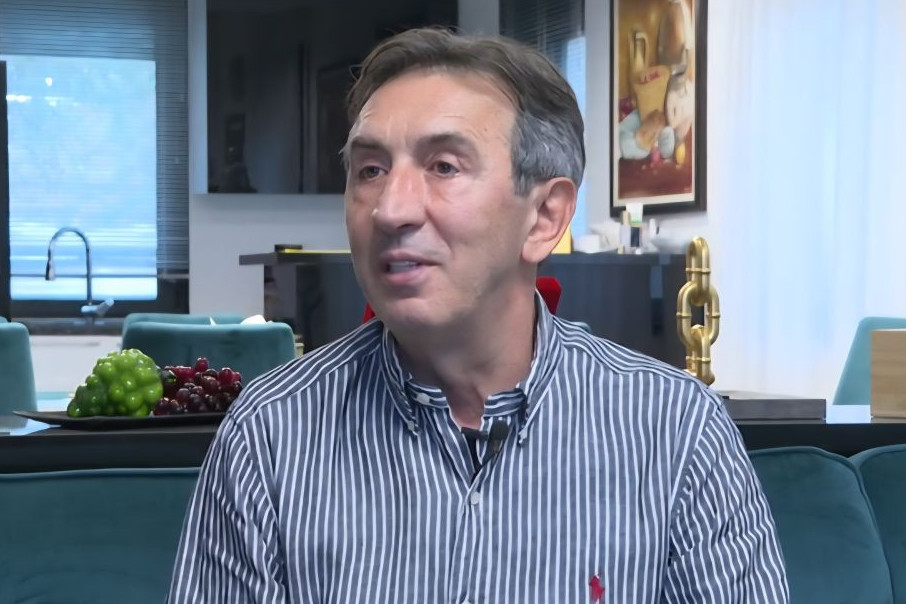 Žika Jakšić otvorio vrata svog doma: Moderan nameštaj, na zidu slike i ikone, a ONA je zaslužna što je sve perfektno čisto