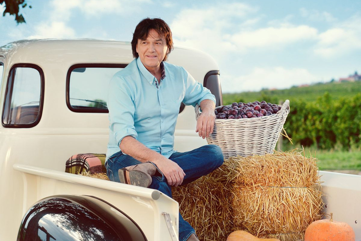 Čola skromno proslavlja Aranđelovdan: Slavski kolač, sveća i ikona porodičnog zaštitnika