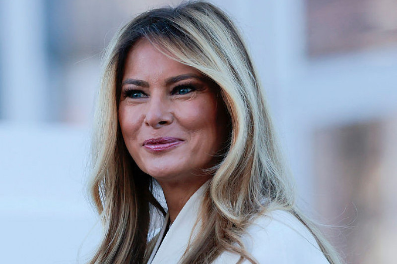 Melanija Tramp dočekala jelku ispred Bele kuće, sve je spremno za novogodišnje i božićne praznike