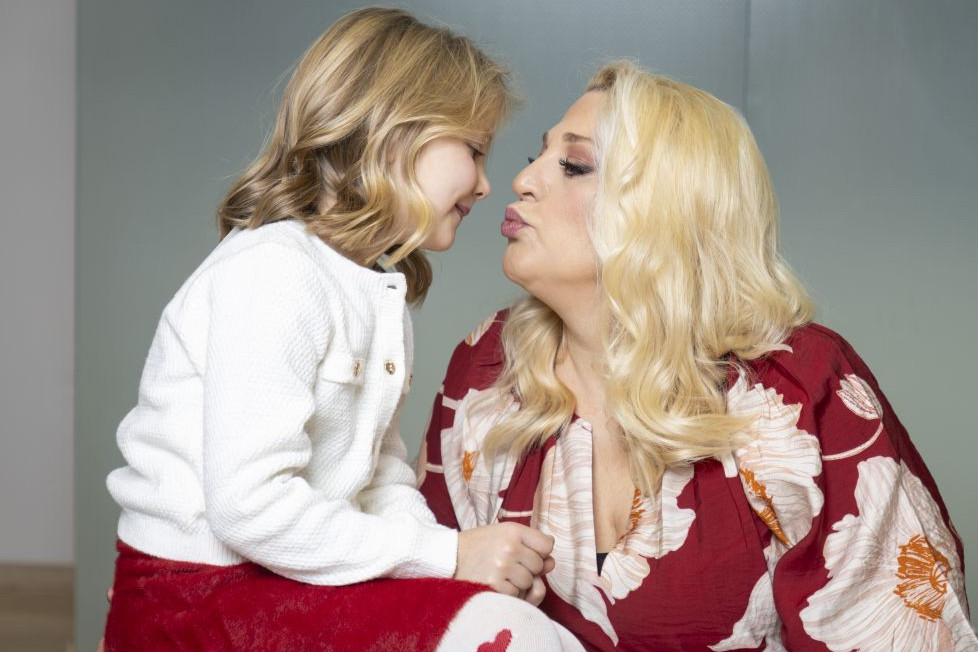 Nataša Aksentijević za HELLO! predstavlja ćerku Veru: Ubedila je ceo razred da ode da je vidi na "bildordu"...