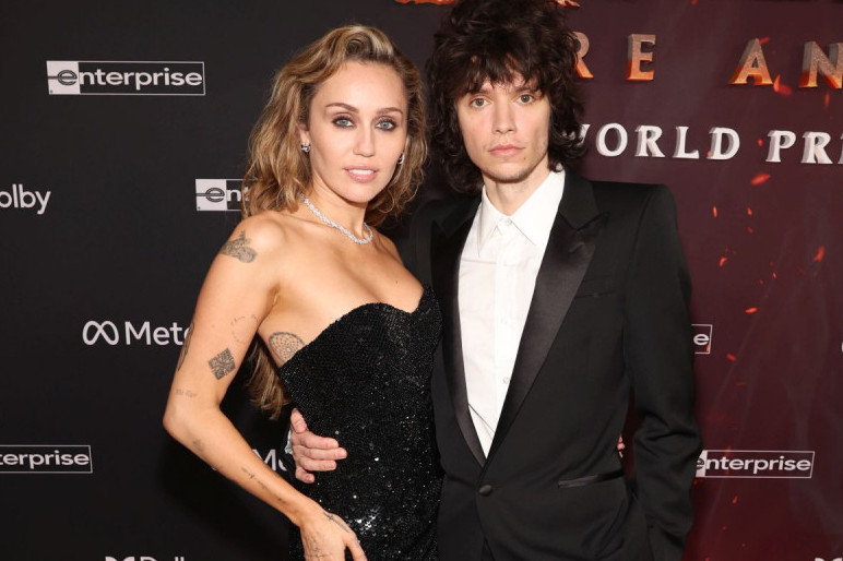 Nakon 4 godine veze i jednog propalog braka, Majli Sajrus ponovo rekla “da”