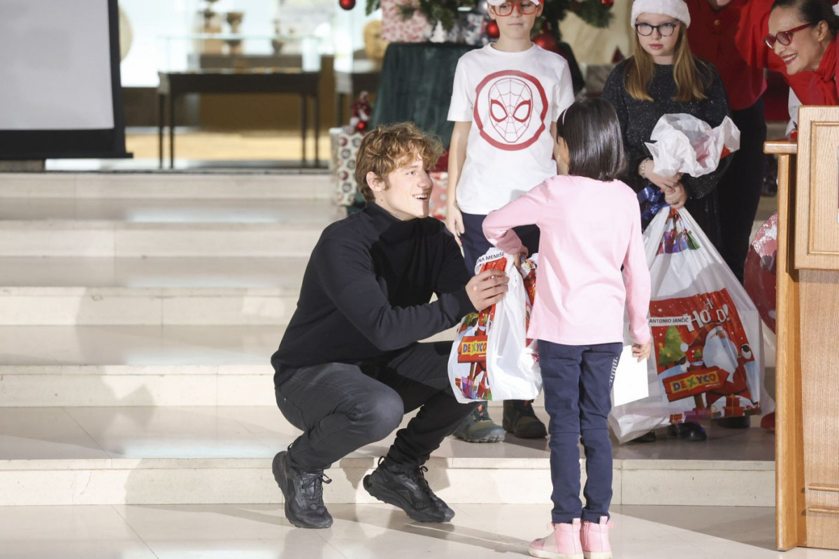 Humanitarni novogodišnji događaj da decu Prihvatilišta